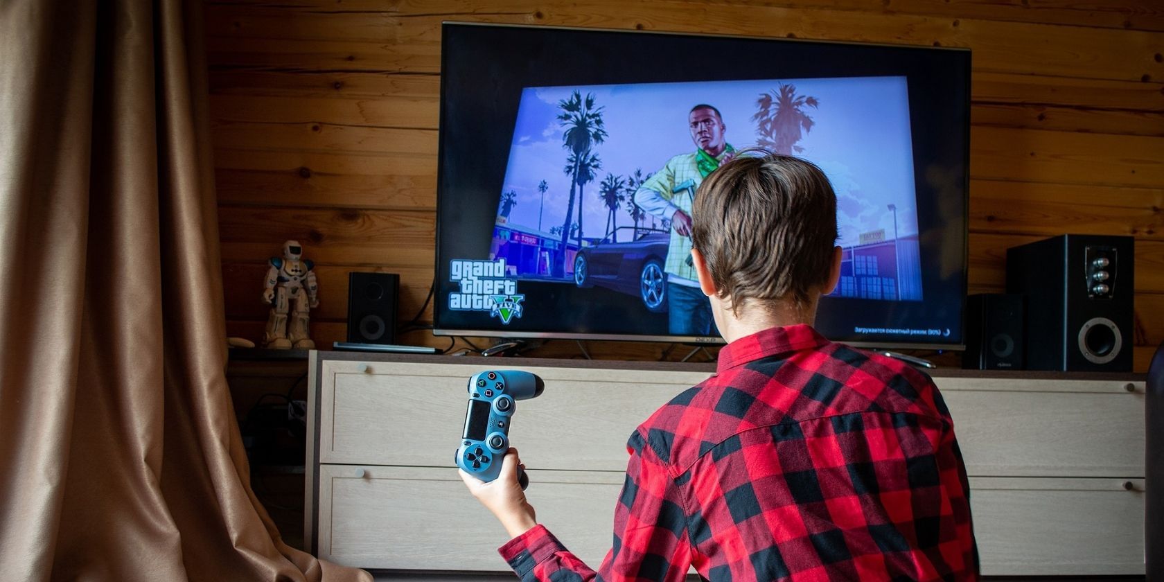 Une personne jouant à Grand Theft Auto V sur Playstation 4.