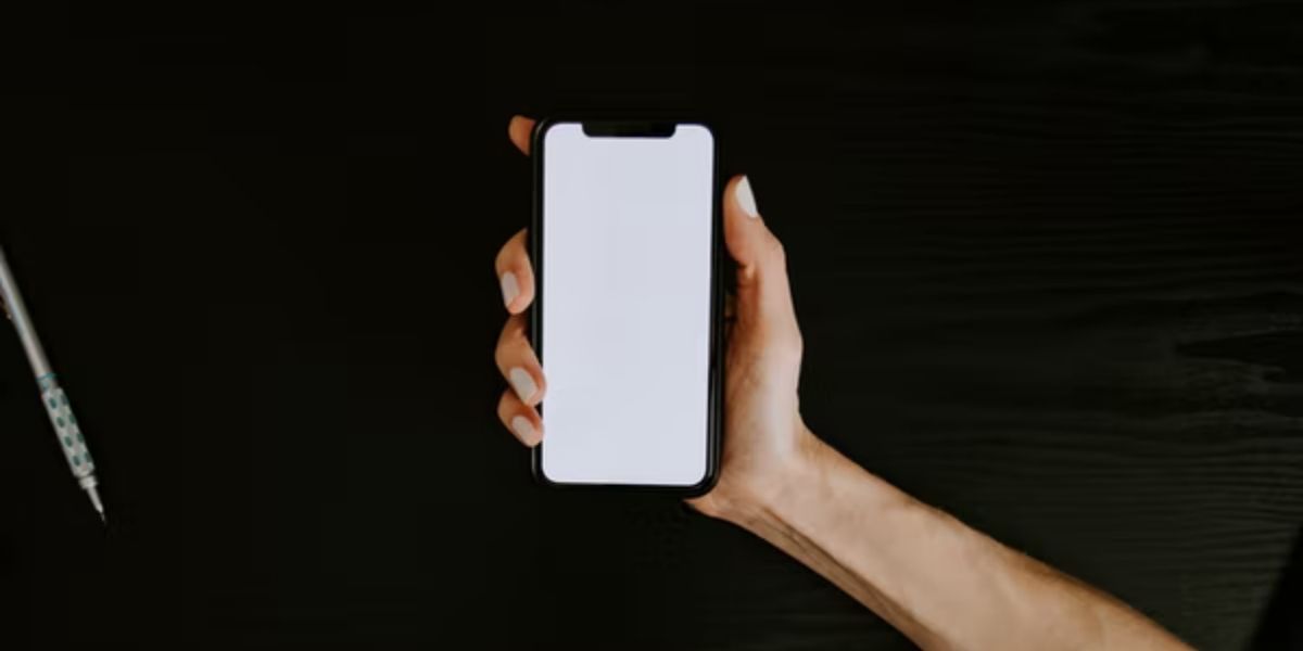 hand holding iphone showing white screen