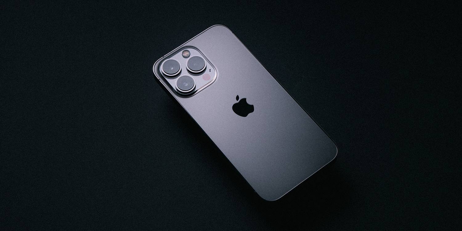 خرید یک گوشی پرچمدار در سال 2022 عقلانی است؟ 4 iPhone Hero.jpg?q=50&fit=crop&w=1500&dpr=1 -
