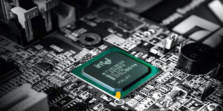 معایب و مزایا پردازندههای گرافیکی Intel Iris Xe و Intel UHD 2 intel processor on motherboard.jpg?q=50&fit=crop&w=750&dpr=1 -
