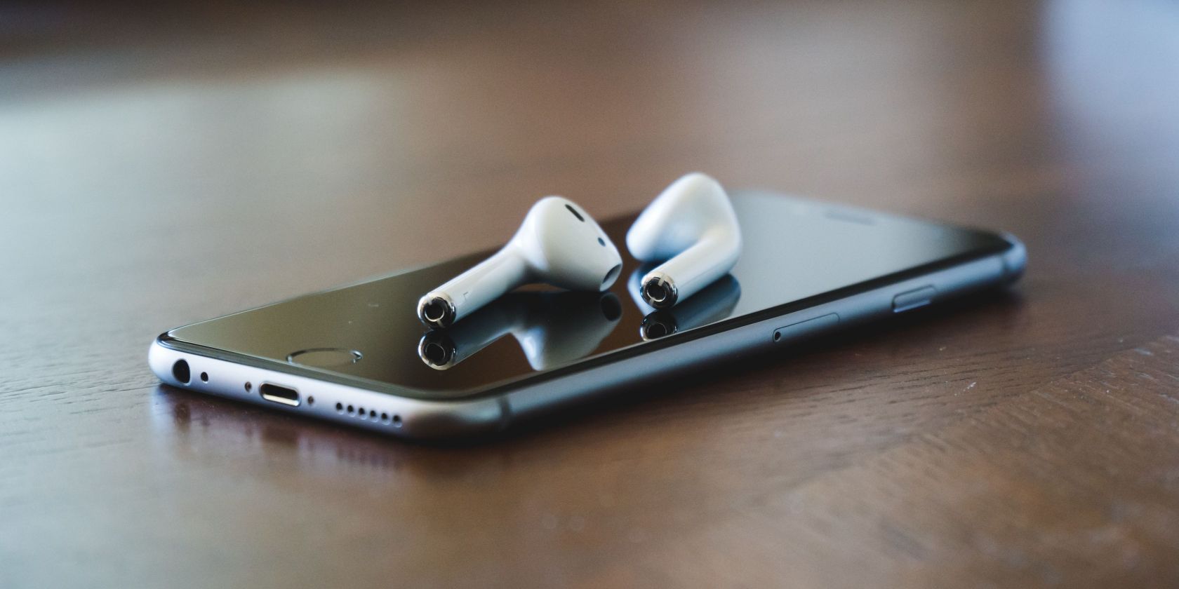 iphone and earbuds