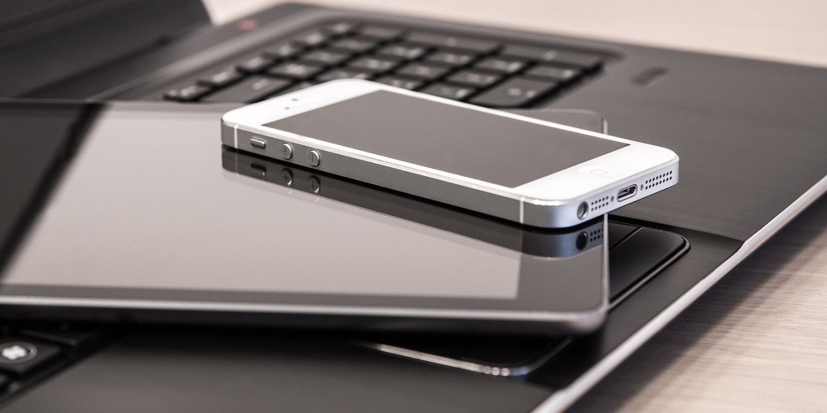 ponsel dan tablet di atas laptop
