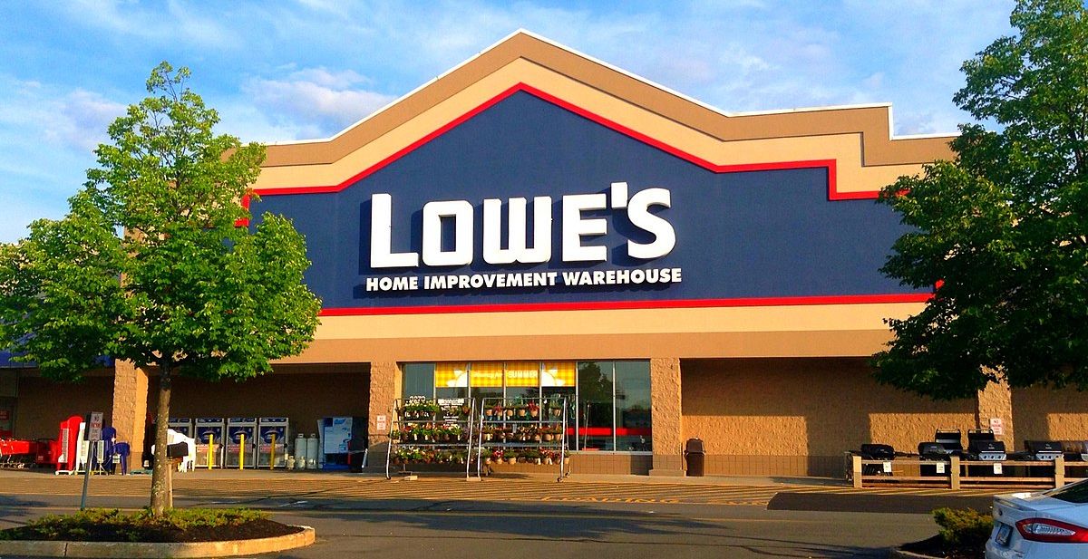 lowe's outdoor storefront