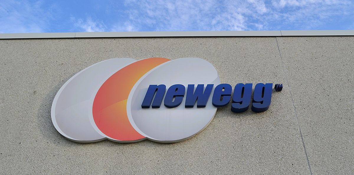 ویترین فروشگاه در فضای باز newegg