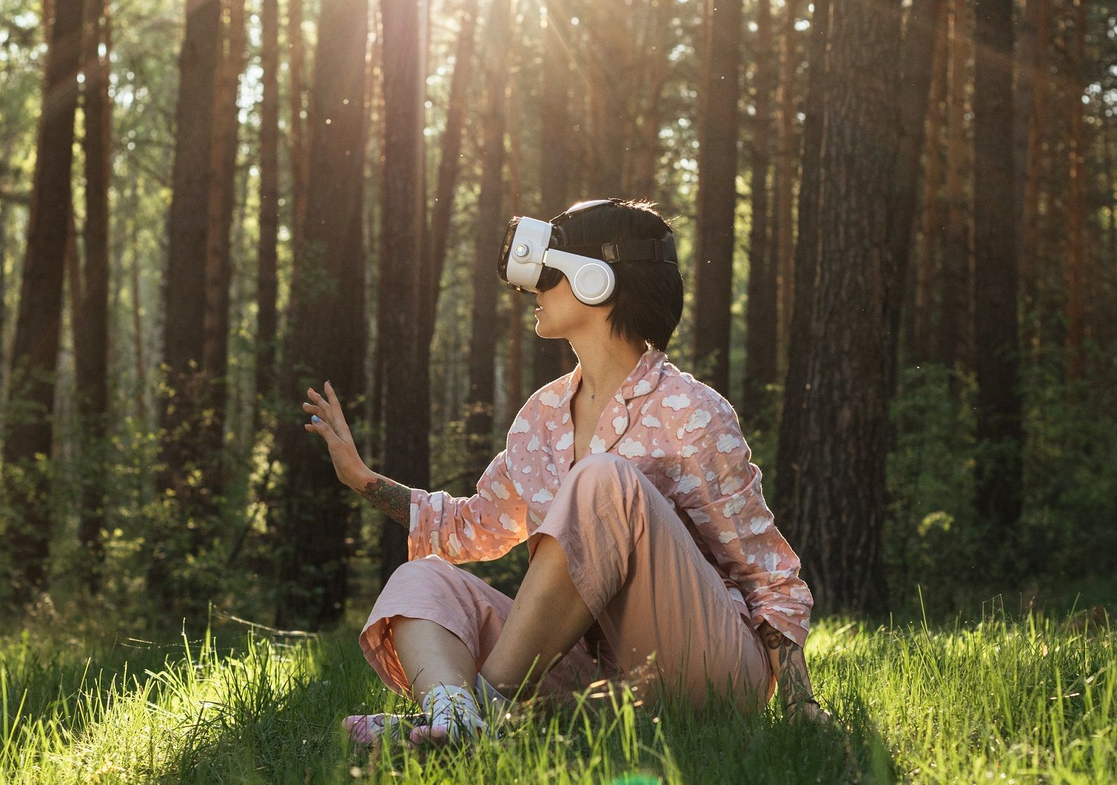 زنی با پوشیدن مجموعه VR در جنگل
