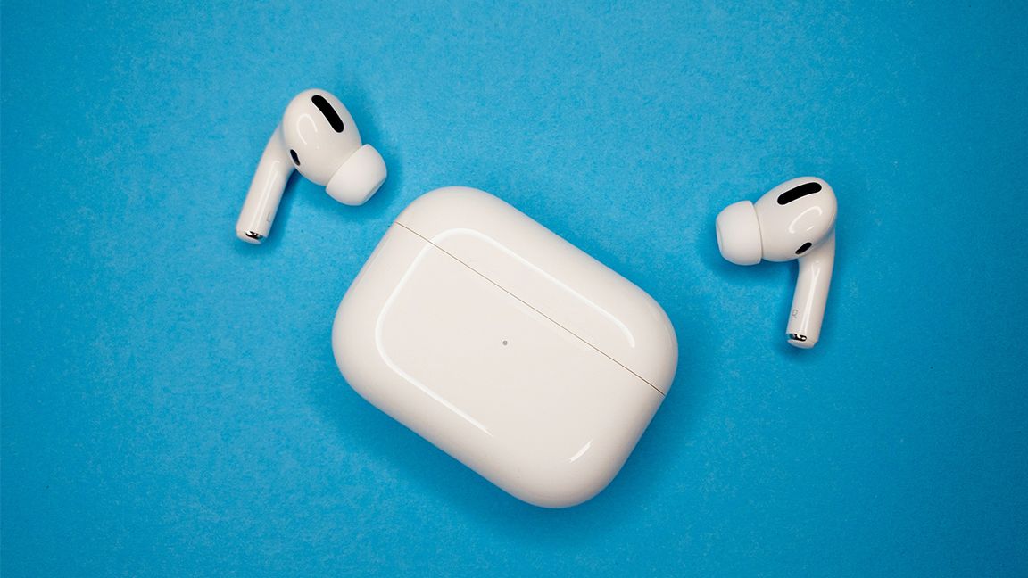 AirPods Pro در پس زمینه آبی