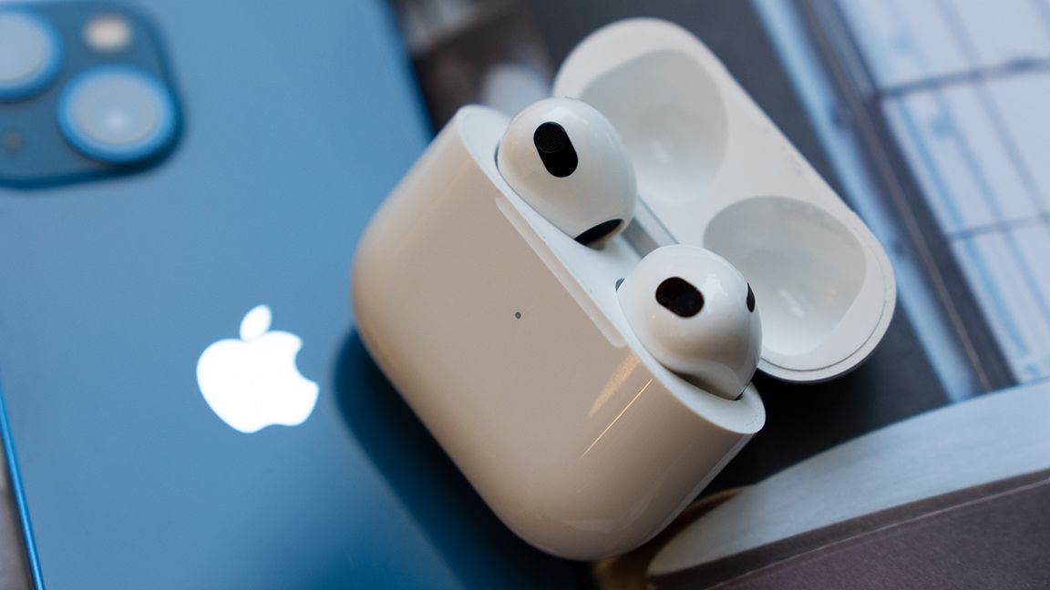 AirPods 3 در کنار آیفون آبی