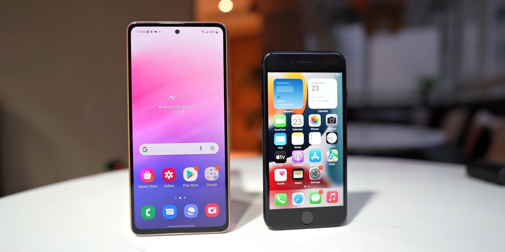 Galaxy A53 vs. iPhone SE 2022 display
