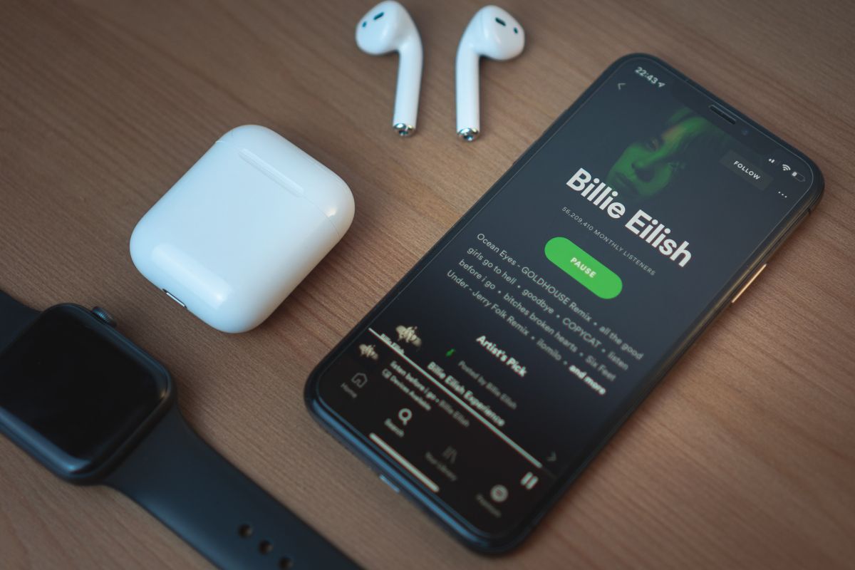 Spotify در حال پخش در تلفن هوشمند