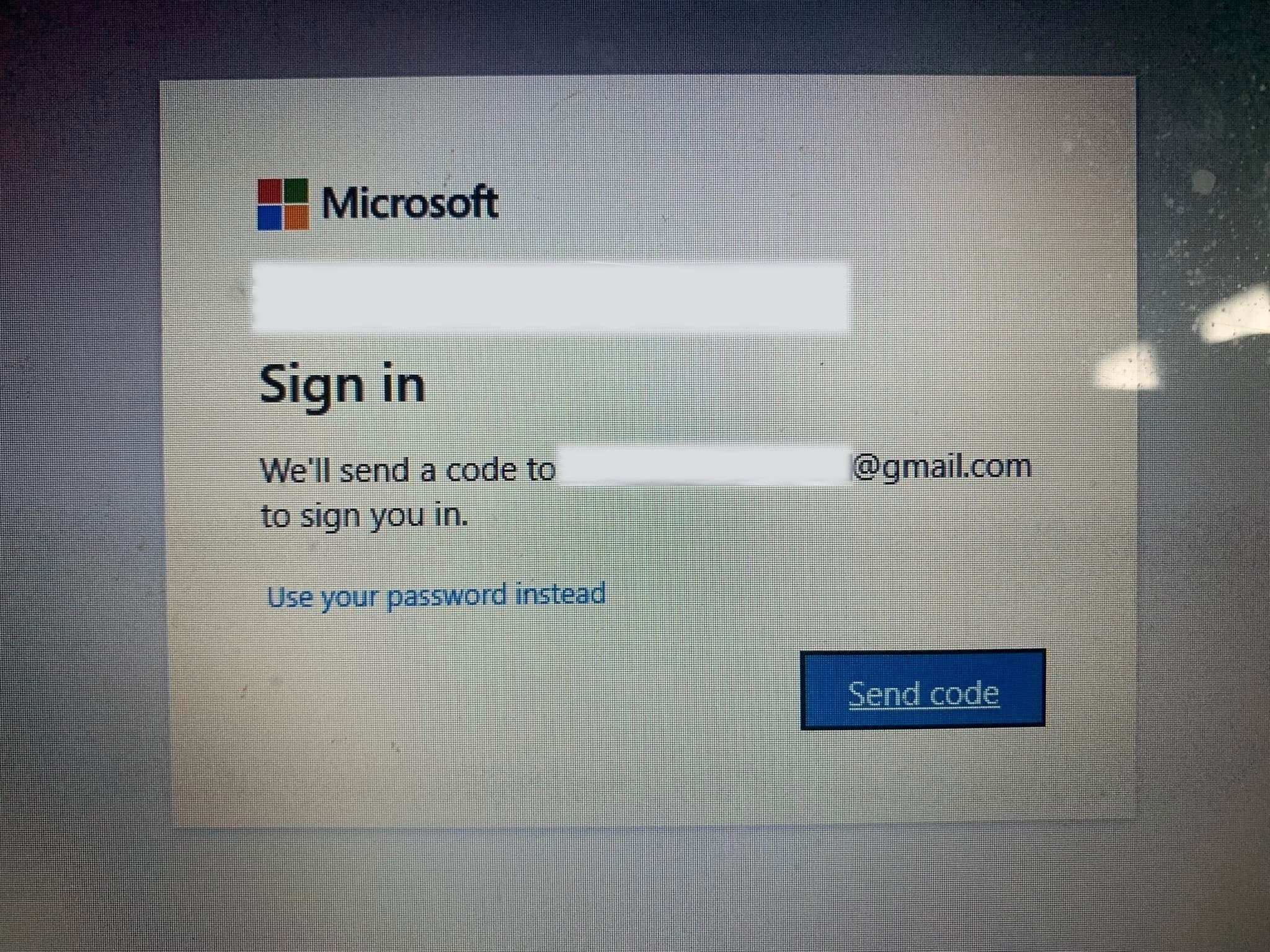 Windows notificando sobre o recebimento do código para redefinir o PIN na tela de login do Windows