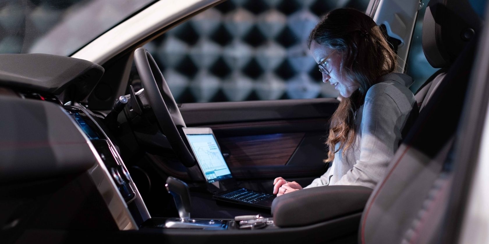 Woman-driving-with-laptop