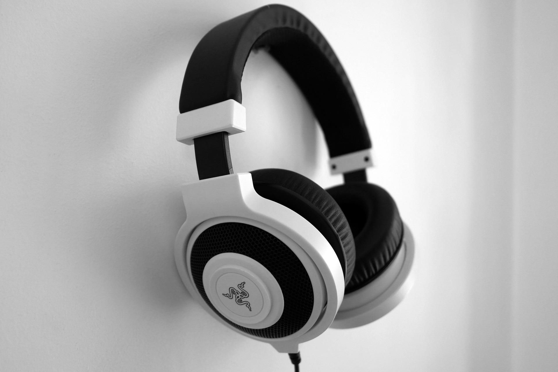 Image of white Razer headphones