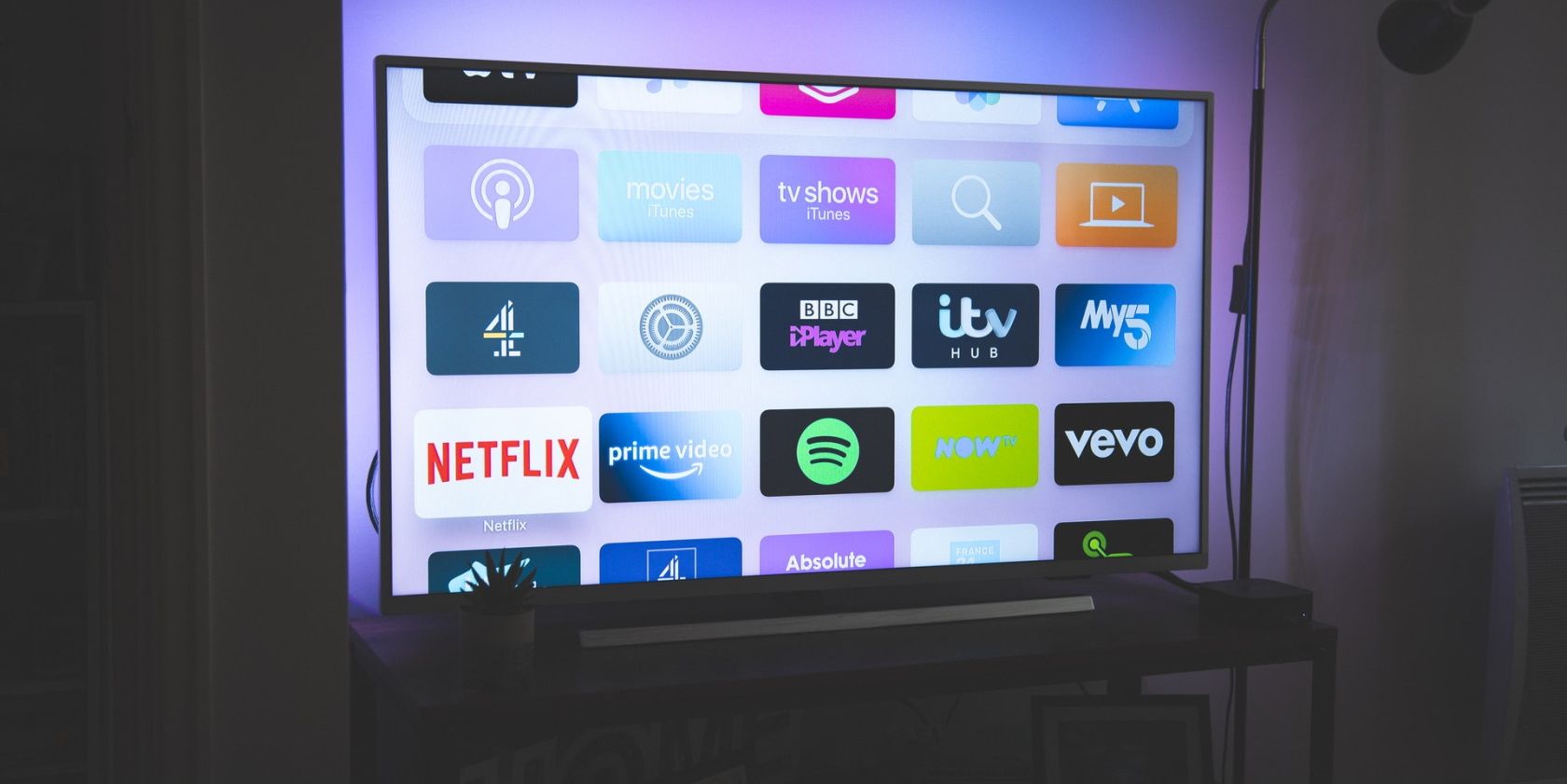 برنامه های تلویزیون هوشمند در تلویزیون OLED