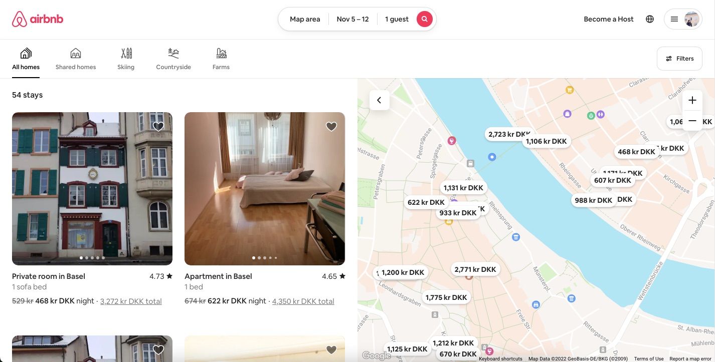 اسکرین شات نقشه روی airbnb و لیست های مرتبط با آن را نشان می دهد