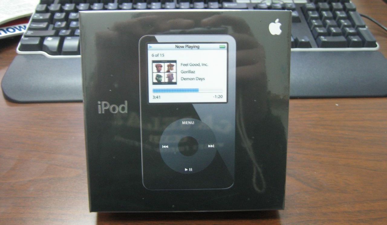 iPod Video در جعبه خود روی میز