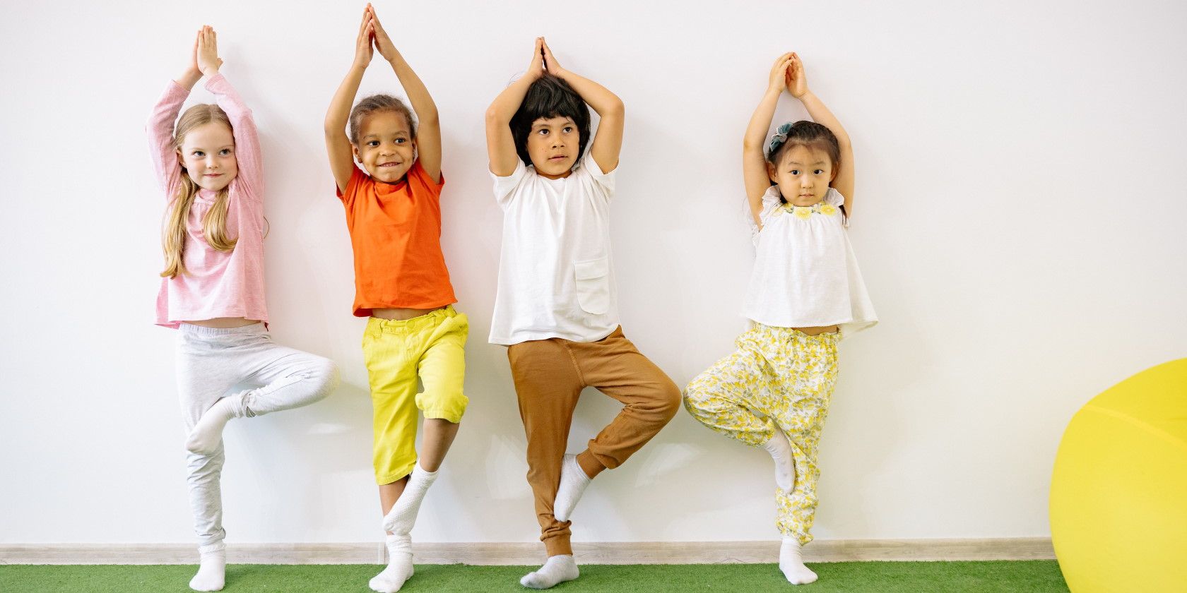 Trẻ em đứng bằng một chân trong tư thế tập yoga