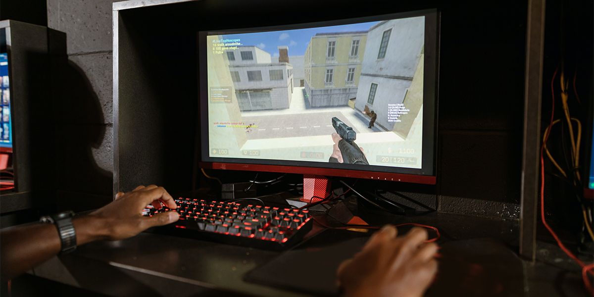 گیمر در حال بازی Counter Strike.