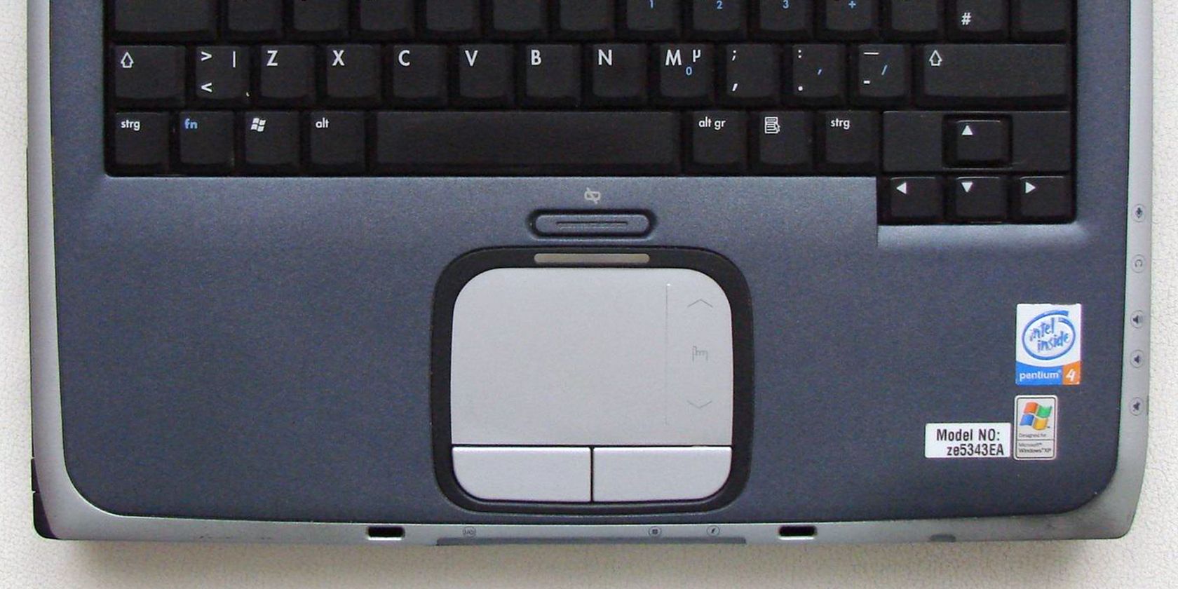 یک لپ تاپ مجهز به پنتیوم 4 اینتل با ویندوز XP