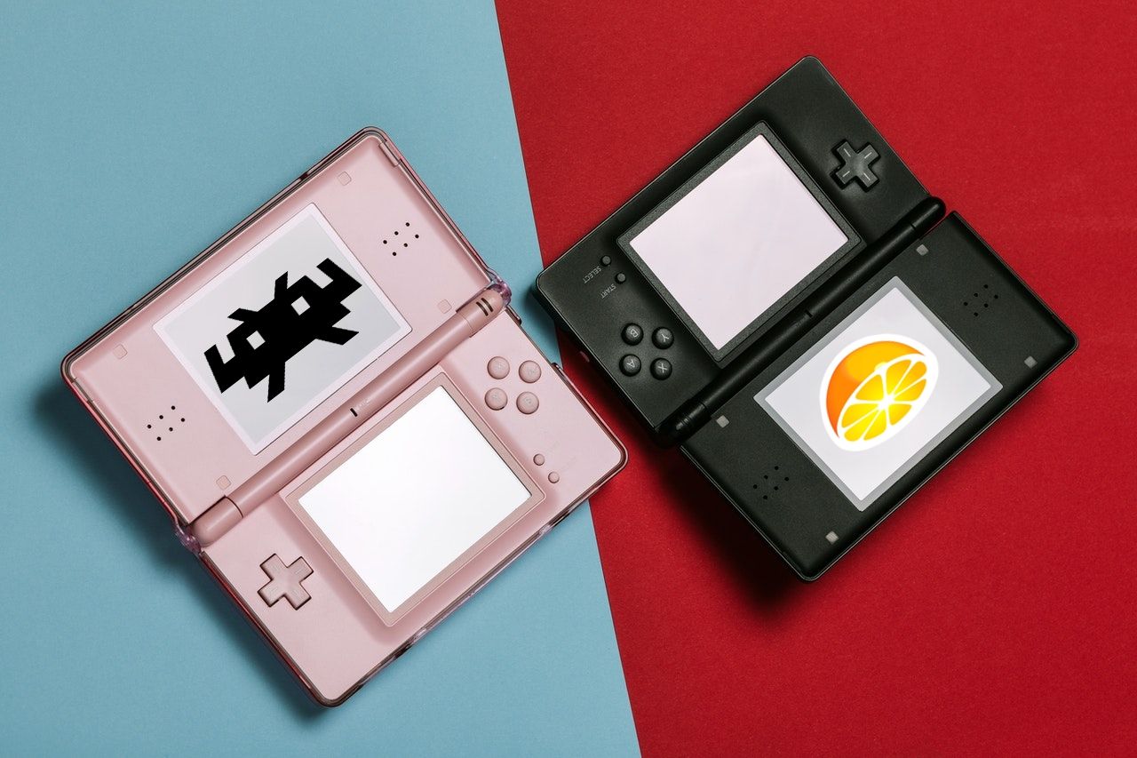 Две консоли Nintendo DS;  один с логотипом Citra, другой с логотипом RetroArch.