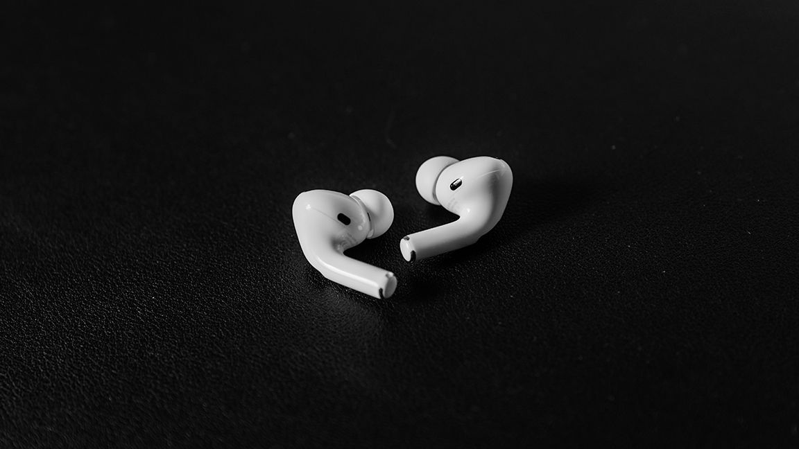 AirPods Pro روی میز مشکی