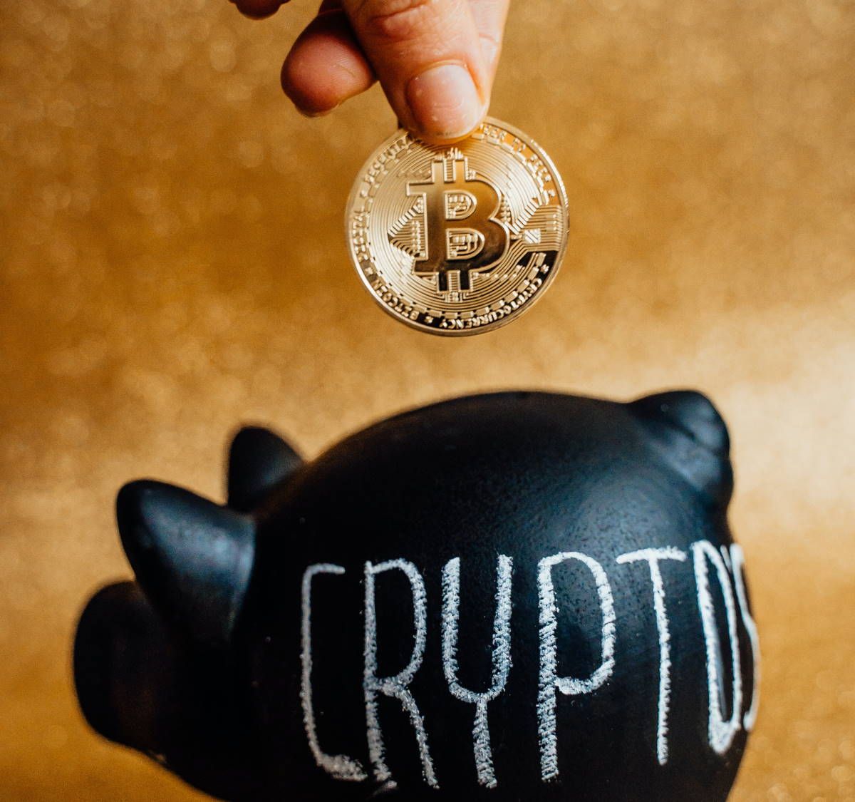 bitcoin-being-put-into-piggy-bank