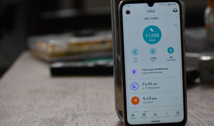 برنامه fitbit در گوشی هوشمند باز شد