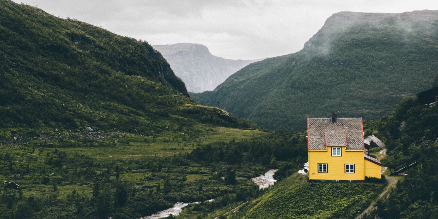 photo of a house in the mountains