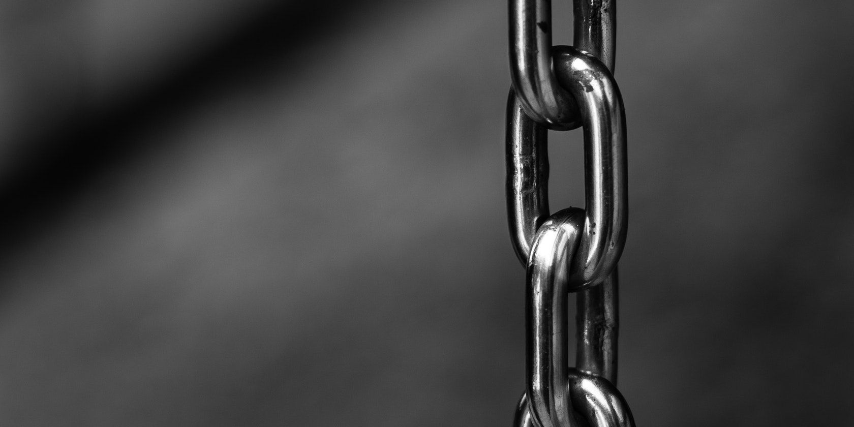 closeup photograph of a chain link