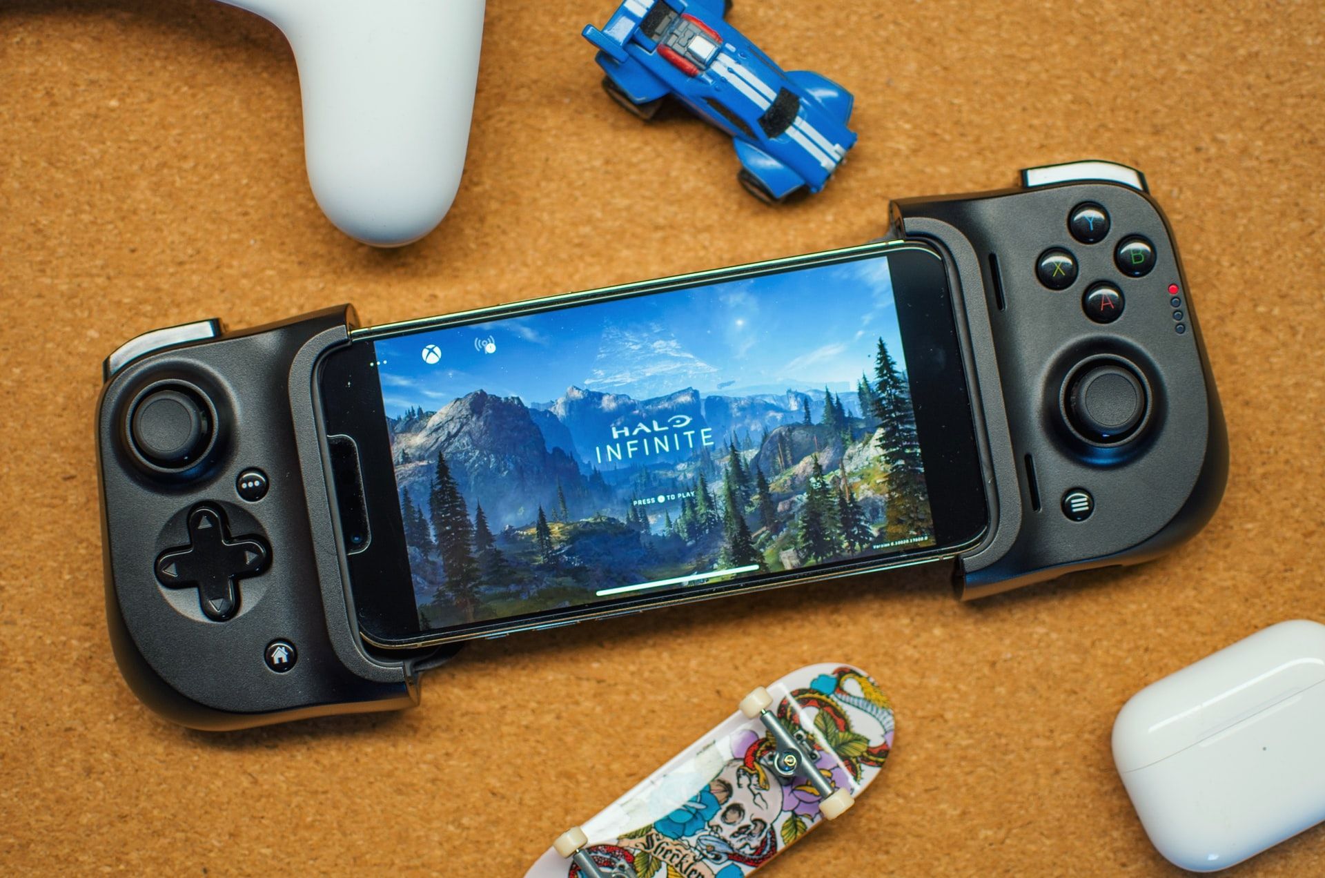 A moble device streaming Halo Infinte through Xbox Cloud Gaming