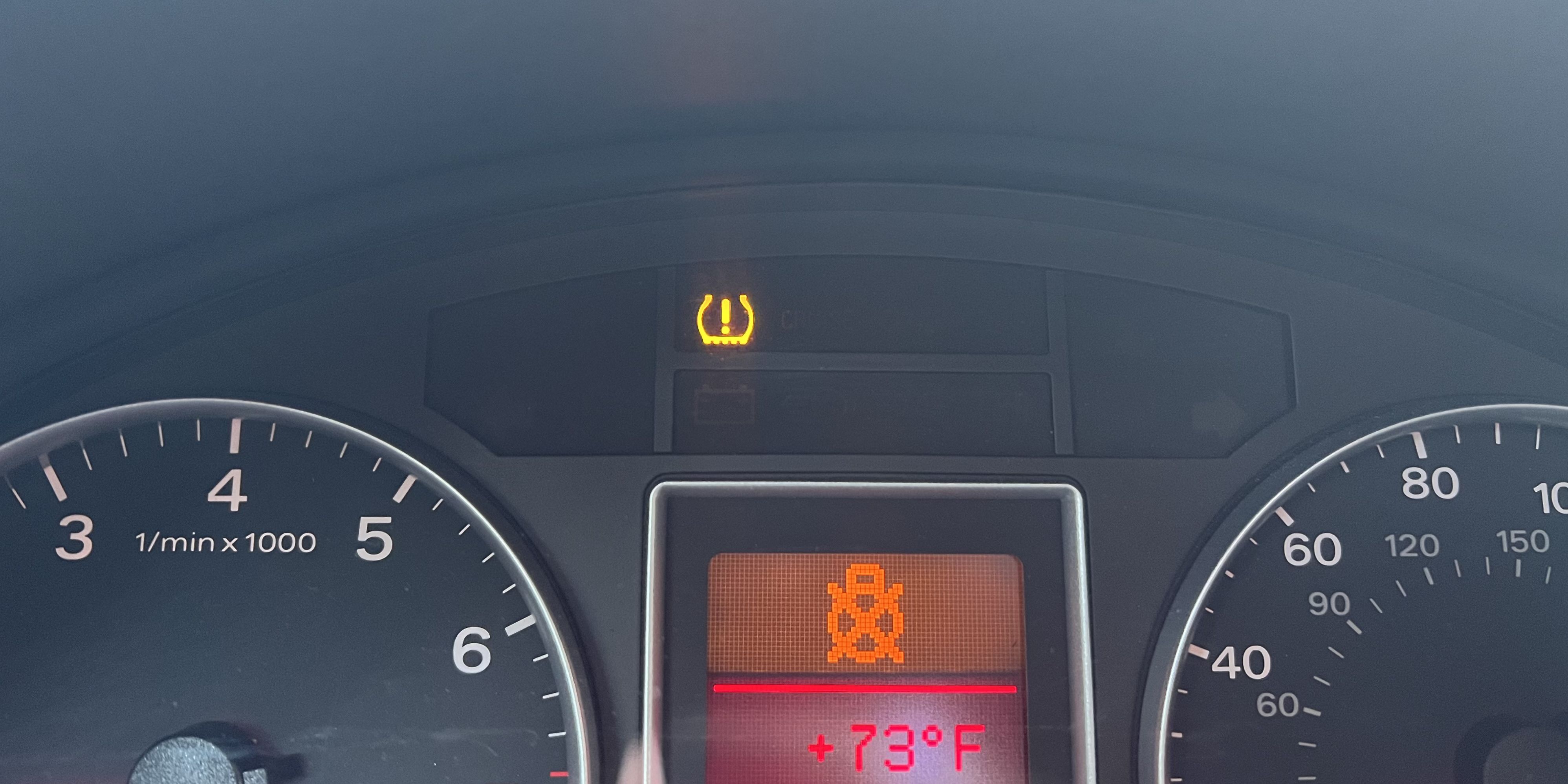 image of a tpms light on a dashboard