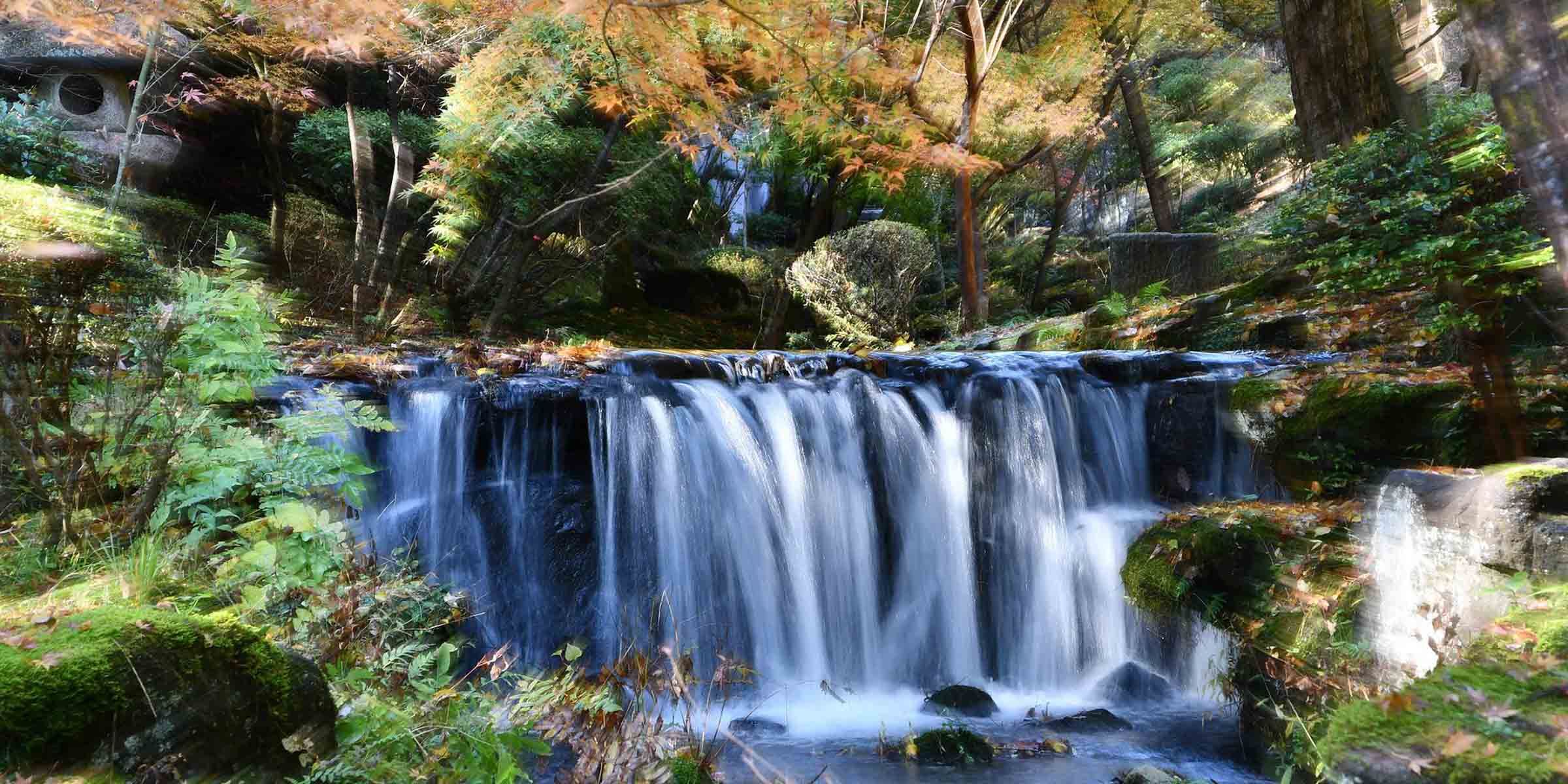 Zoom burst picture of waterfall