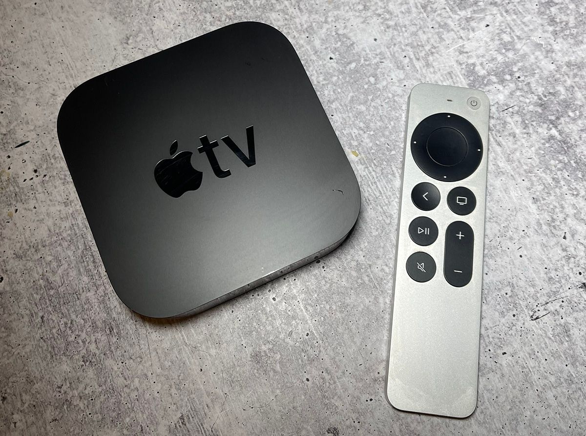 Hộp phát trực tuyến Apple TV 4K với điều khiển từ xa Siri
