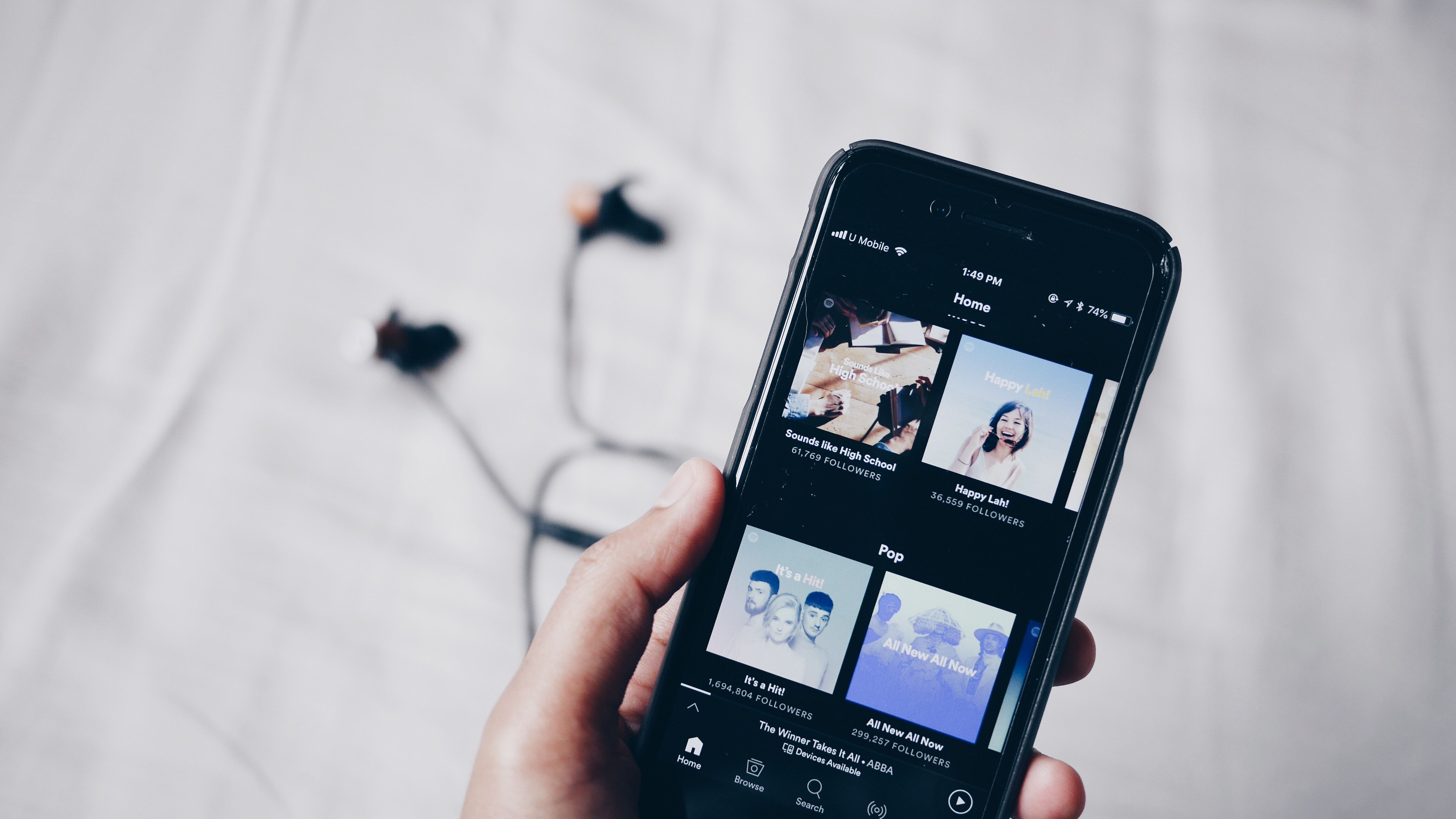 تلفنی با برنامه Spotify باز است