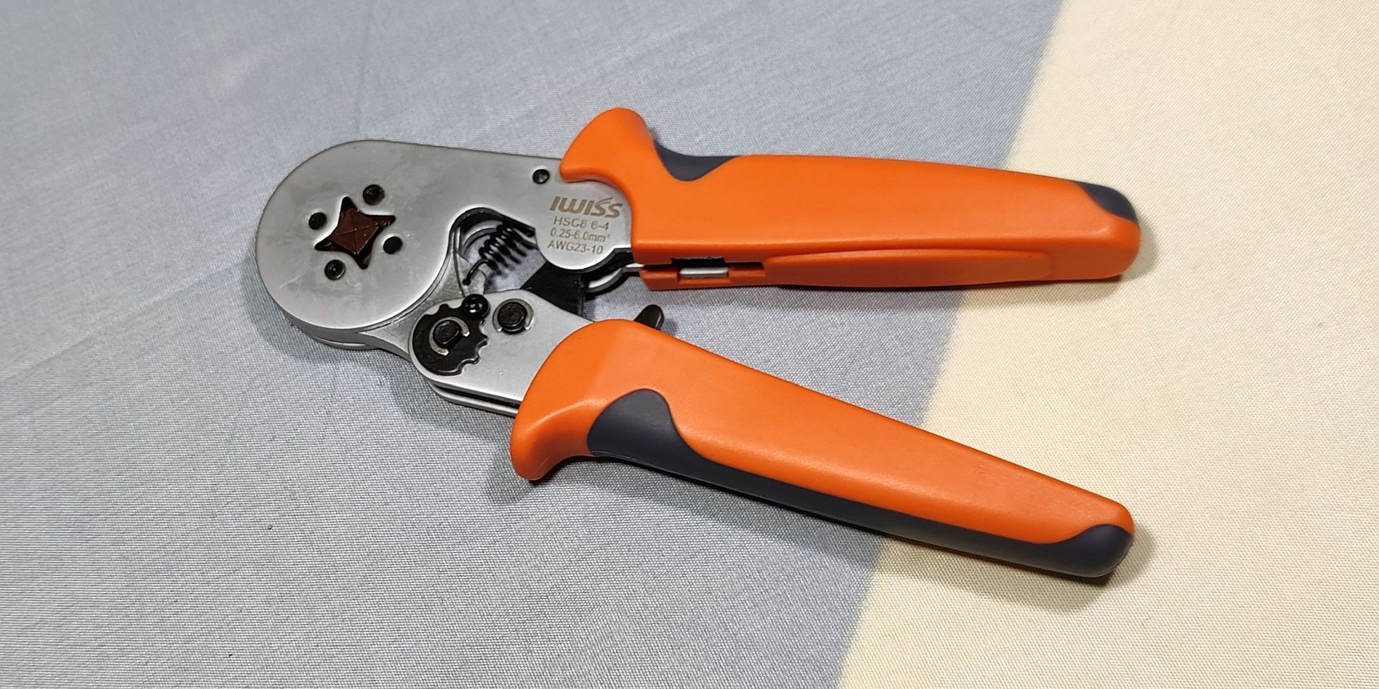 Crimping tool for ferrules