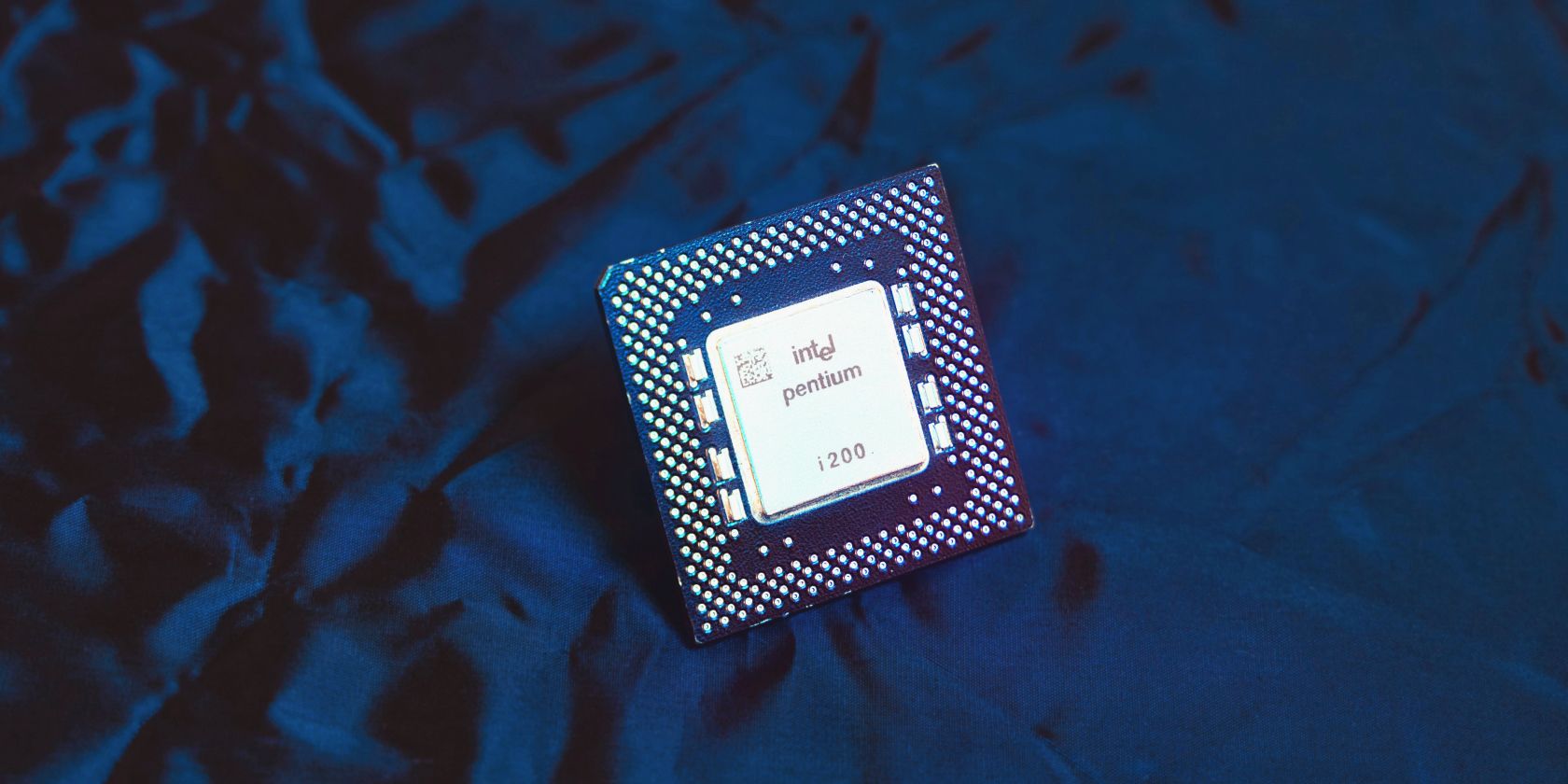 Процессор Intel Pentium 1200 на синем бархатном фоне
