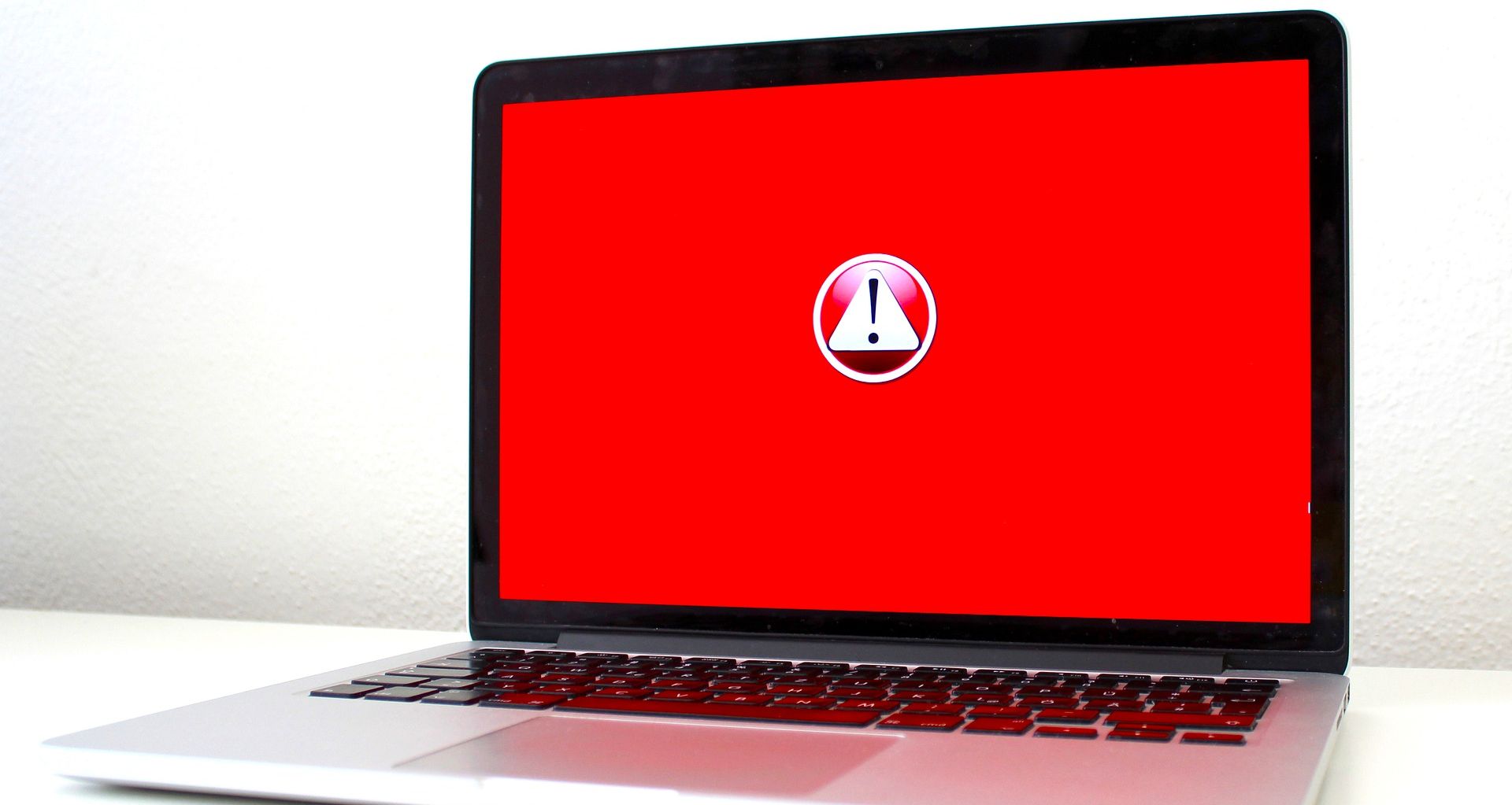 portátil con el logotipo de alerta roja en la pantalla 