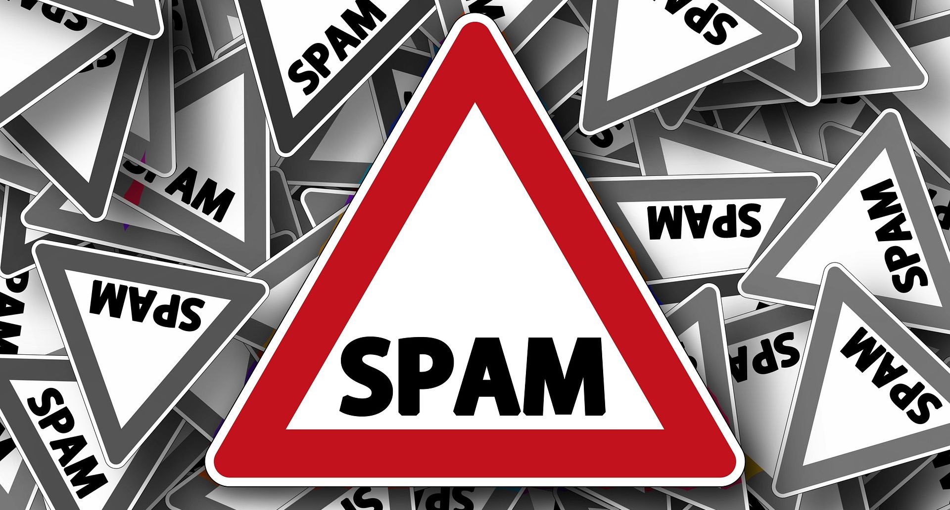 panneaux d'alerte avec le mot spam sur le devant 