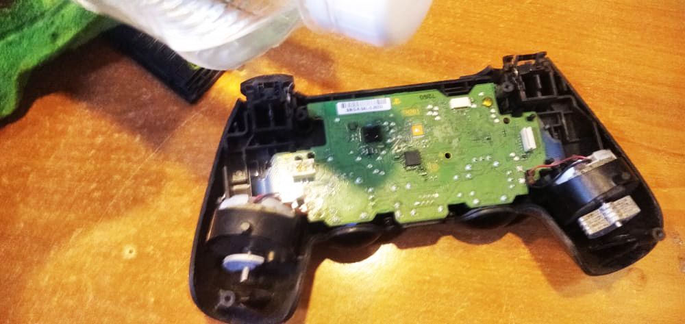 The interior of a ps4 controller after removing the covers and battery