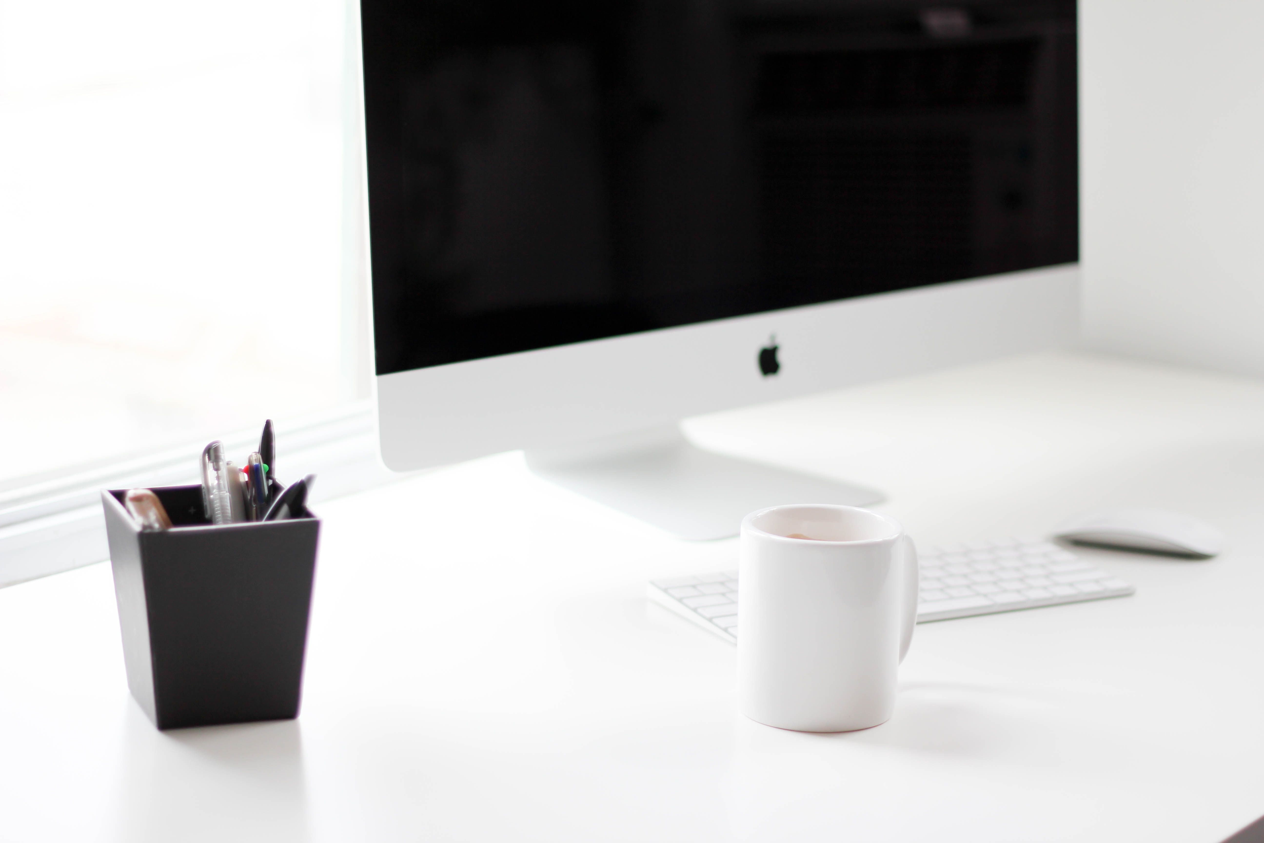 iMac 27 اینچی روی میز سفید