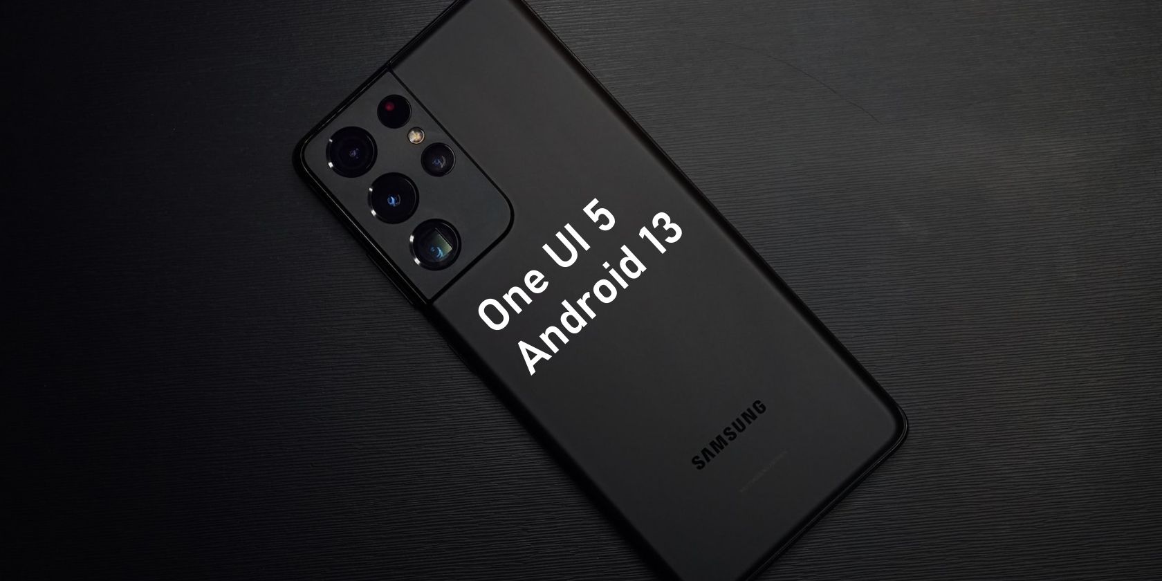 Un Galaxy S21 avec le texte One UI 5 et Android 13 sur son dos
