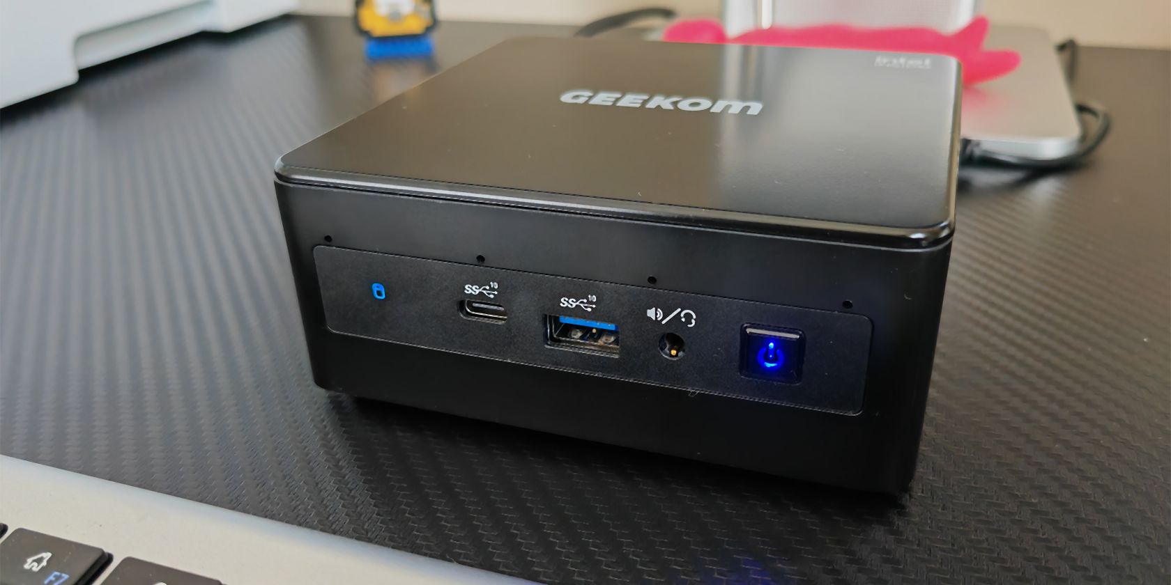 Geekom IT8 mini pc switched on