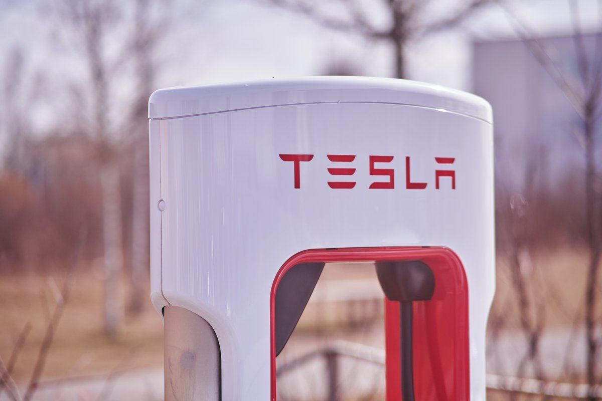 Tesla-Supercharger-Charging Station