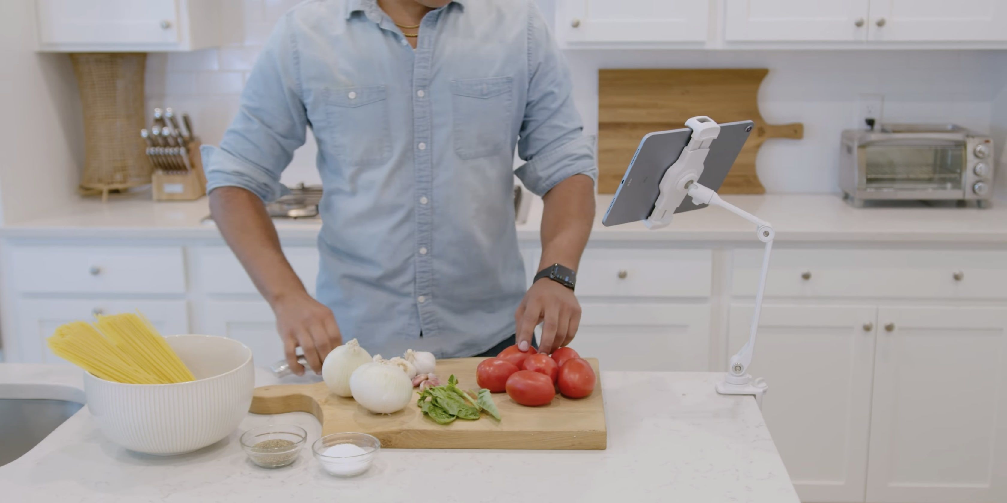 استفاده از پایه HoverBar Duo Twelve South برای iPad در آشپزخانه