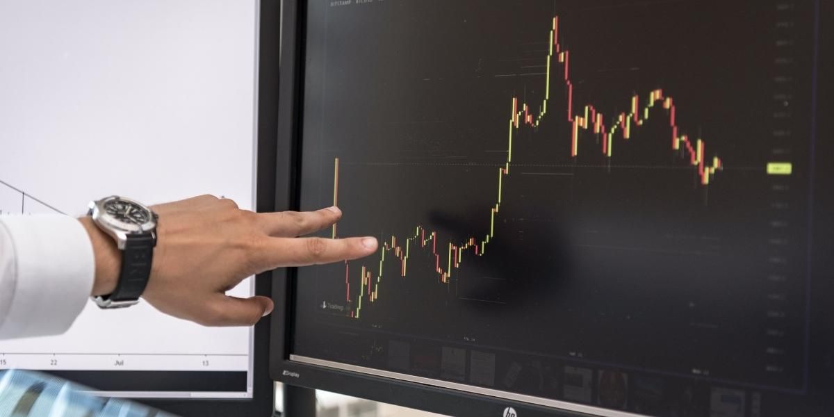 Homme pointant un graphique sur un écran