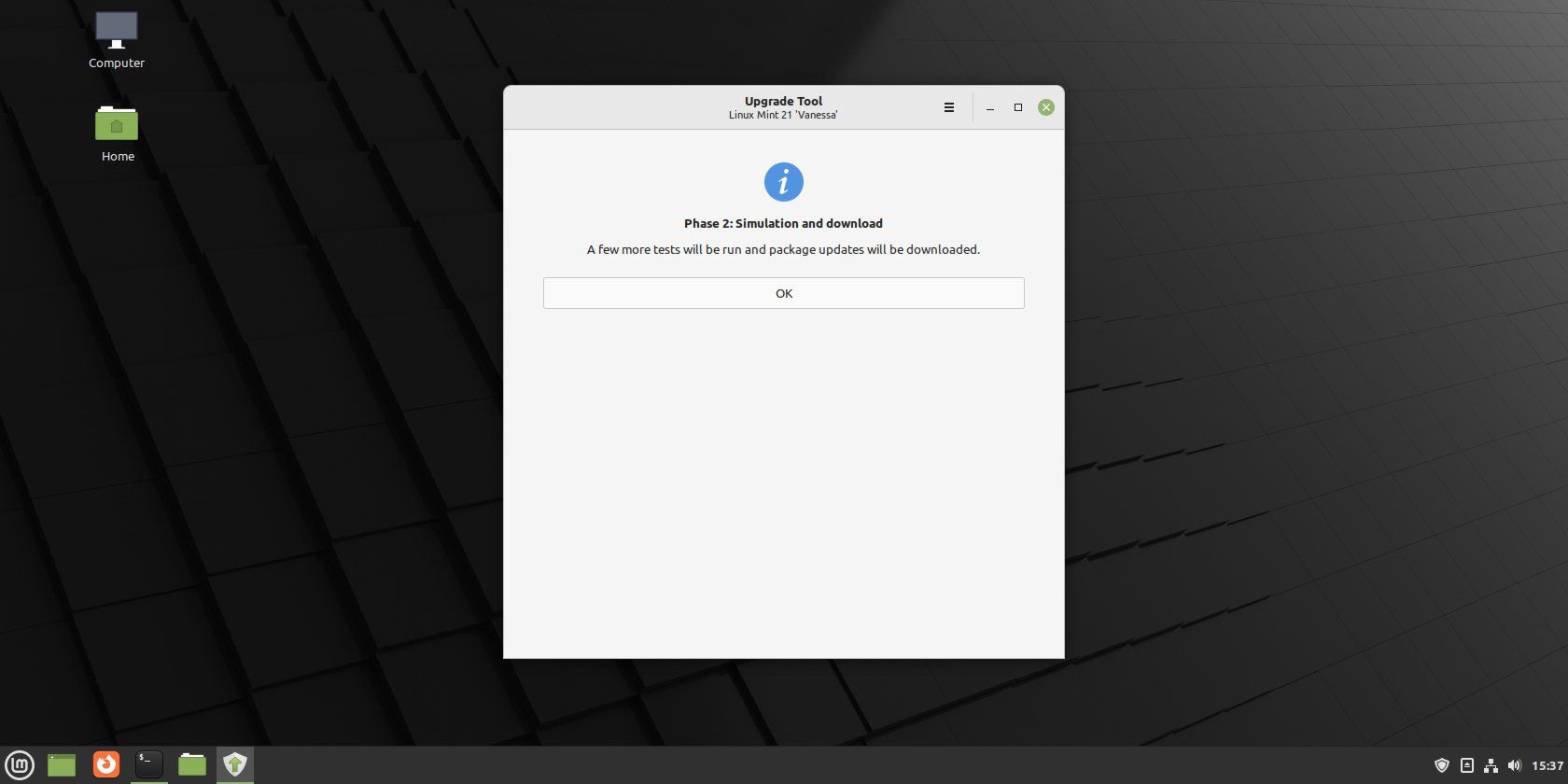 The Linux Mint Upgrade Tool Phase 2: Simulation and Download screen.