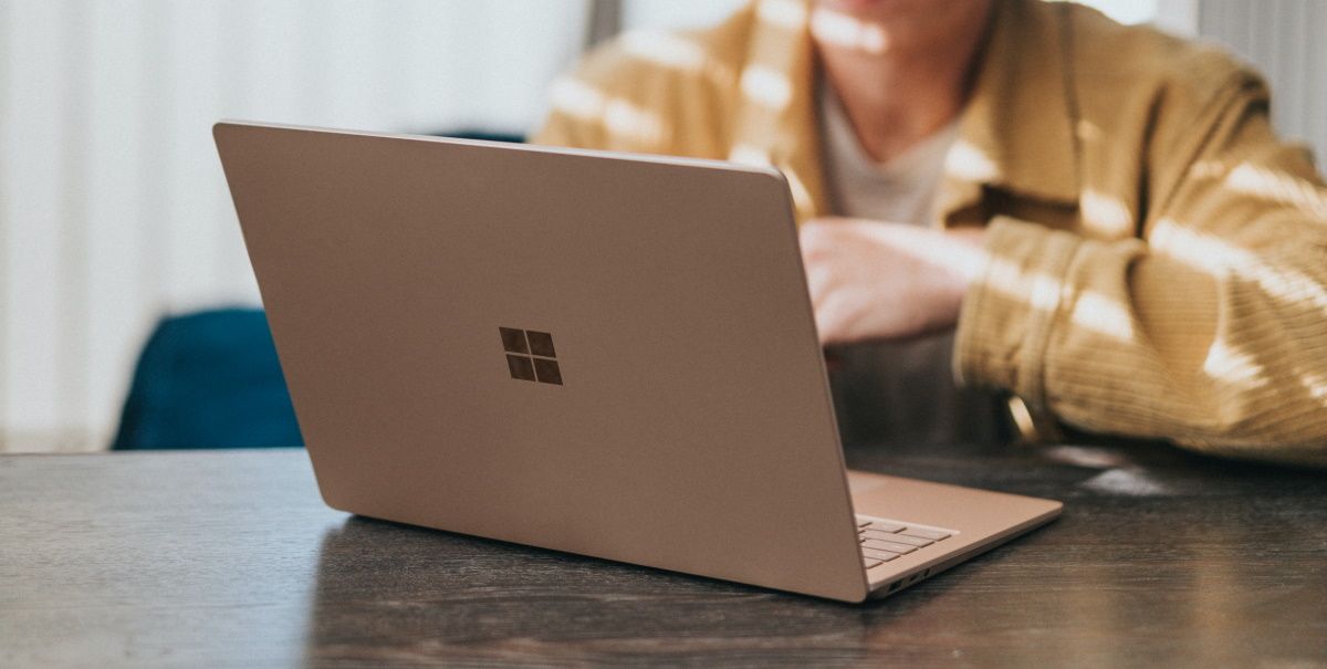 Usando una computadora portátil con Windows en un escritorio marrón