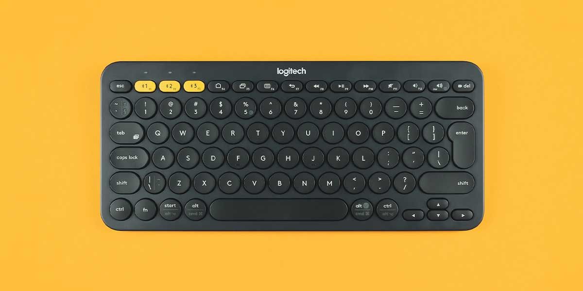 صفحه کلید Logitech K380 مشکی روی پس‌زمینه زرد