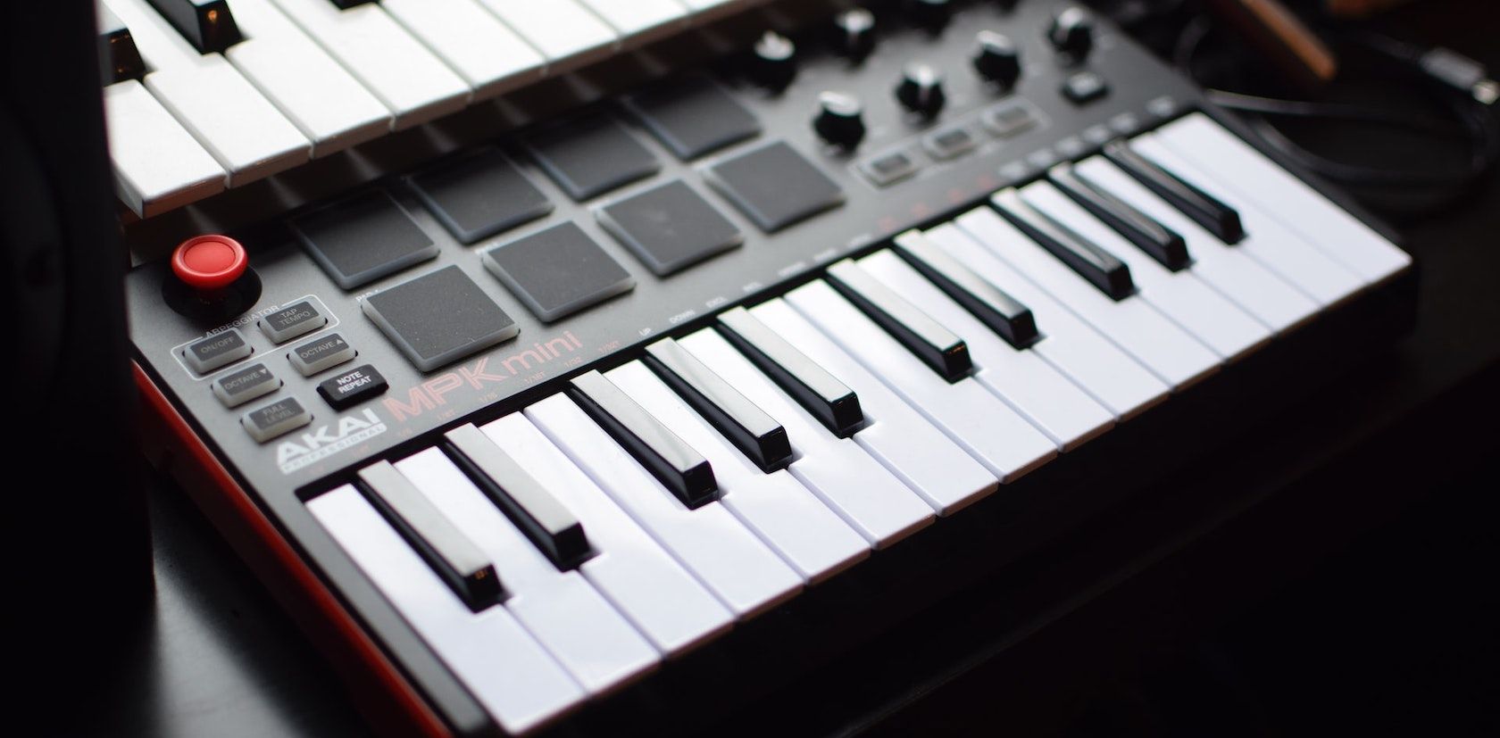 A close up image of the mpk mini MIDI keyboard by Akai.
