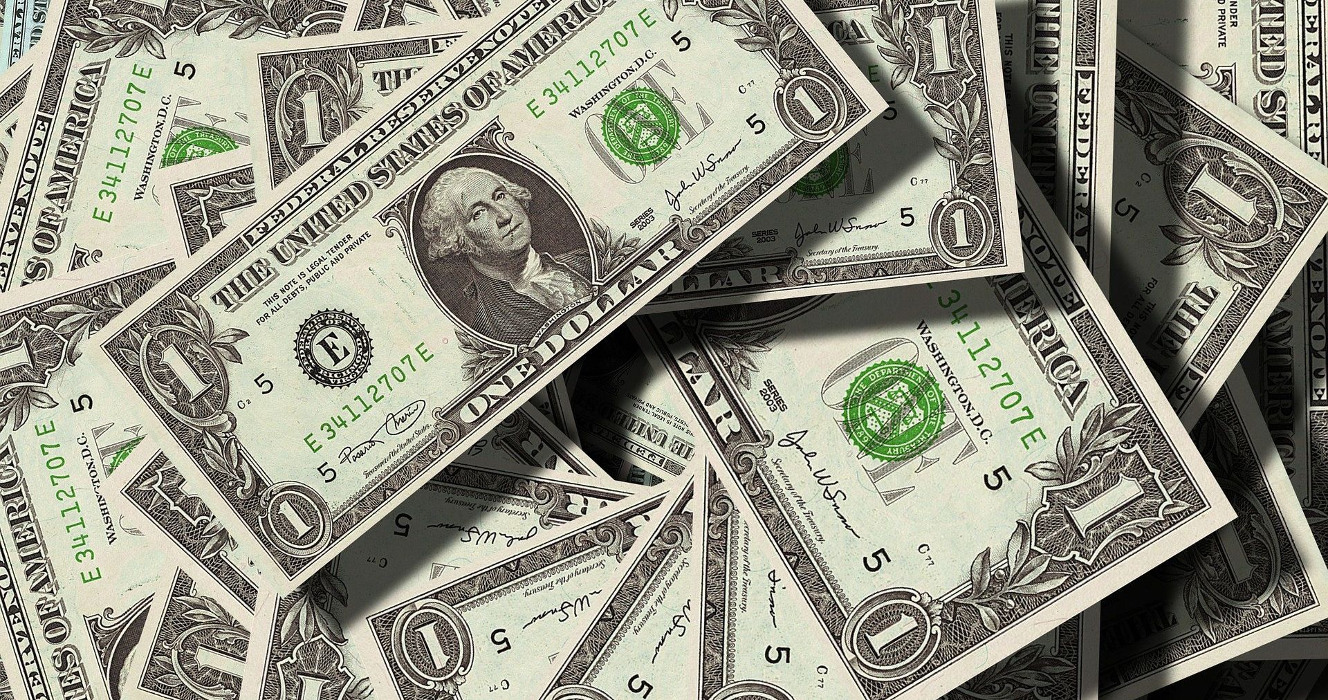 انبوهی از اسکناس های دلاری