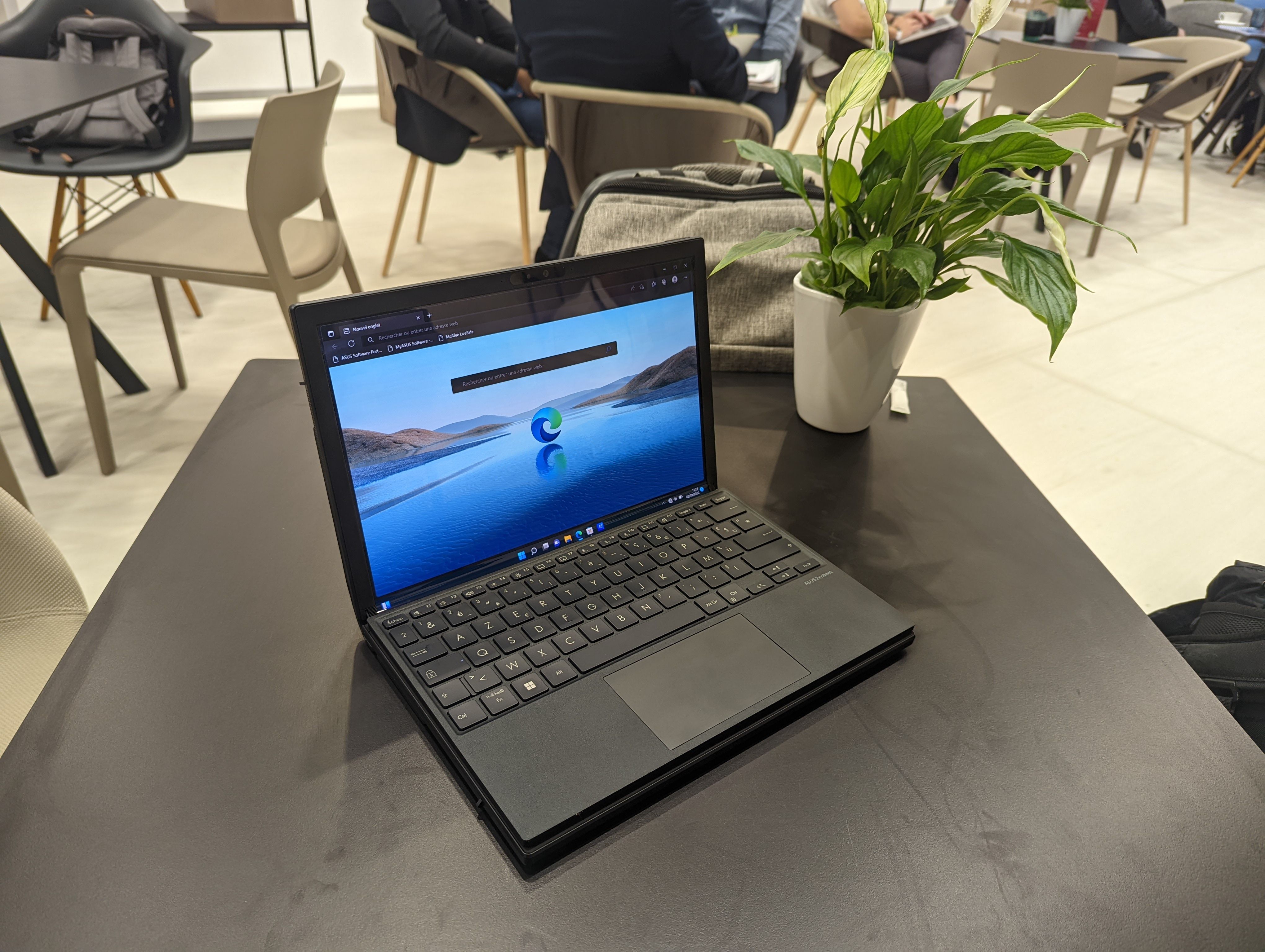 Asus Zenbook 17 Fold OLED به صورت لپ تاپ